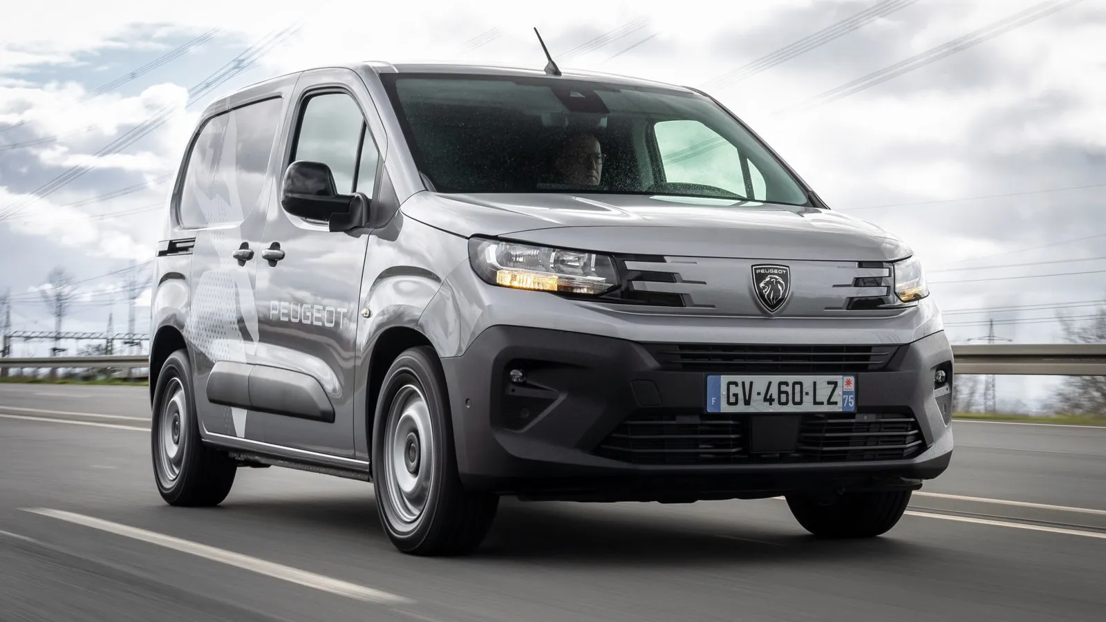 Bei den Kompaktvans ziert das Löwenlogo von Peugeot den Partner und e-Partner.